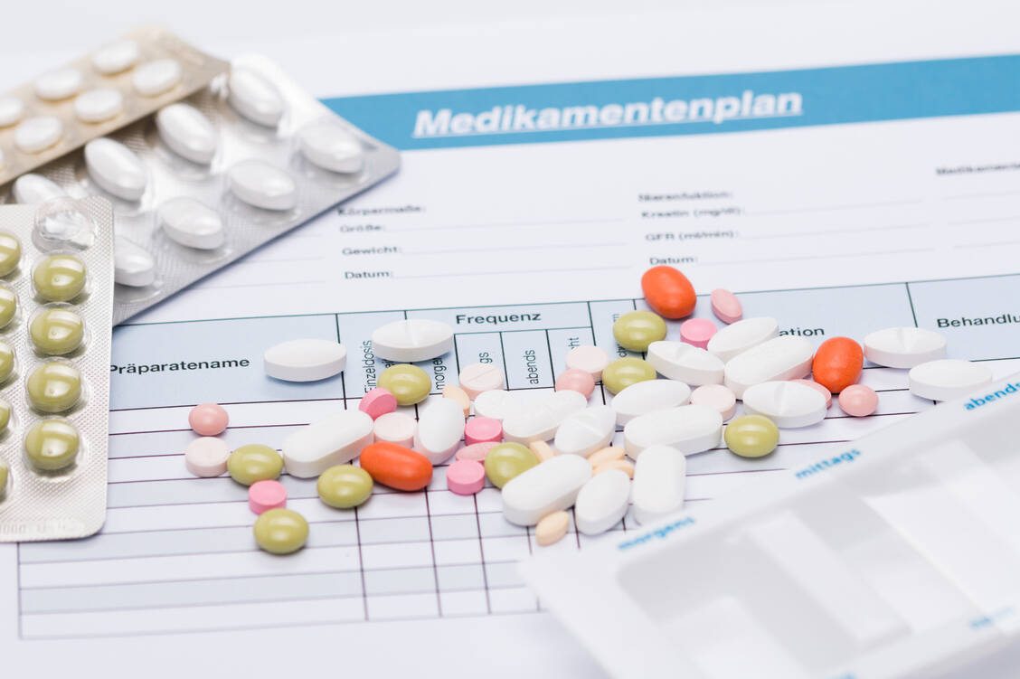 Informationslücken minimieren: Im Rahmen des Barmer-Projekts TOP sollen Arzt und Apotheker mit Blick auf die Arzneimitteltherapie enger zusammenarbeiten. Zentral ist dabei das Pflegen des Medikationsplans. / Foto: Fotolia/Henrik Dolle
