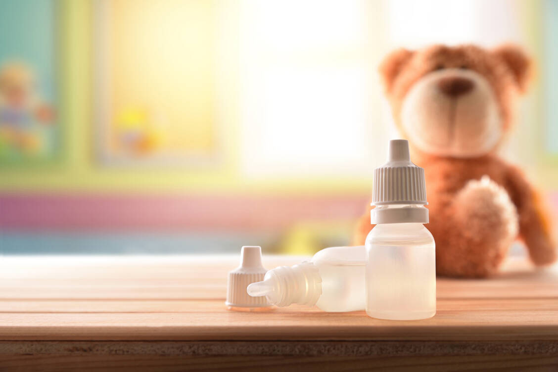 Die Tropfpipetten sind für Kinder unter zwei Jahren passé – hier gibt es mittlerweile Präparate mit Dosiertropfer. Sie sehen aus wie Nasensprays, geben aber nur genau einen Tropfen Flüssigkeit ohne viel Druck ab, ohne Sprühnebel. / Foto: Adobe Stock/Davizro Photography