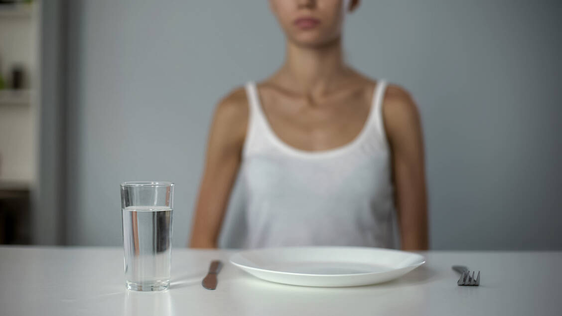 Der Theorie und ersten Versuchen nach könnte die Gabe von Leptin Magersüchtigen helfen. Doch vernünftige klinische Studien, um die Wirksamkeit und Sicherheit zu überprüfen, sind wohl auch aus Finanzierungsmangel noch nicht geplant. / Foto: Adobe Stock/motortion