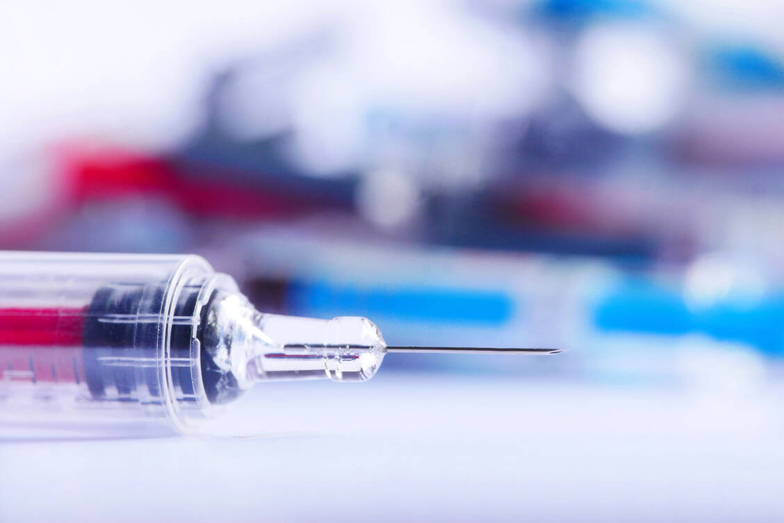 Bei Verordnungen über Innohep®-Präparate des Arzneimittelherstellers Leo Pharma müssen Apotheker aktuell besonders aufmerksam sein. Denn die Heparin-Spritzen sind momentan mit unterschiedlicher Kennzeichnung im Handel. (Symbolbild)  / Foto: Adobe Stock / DarwelShots