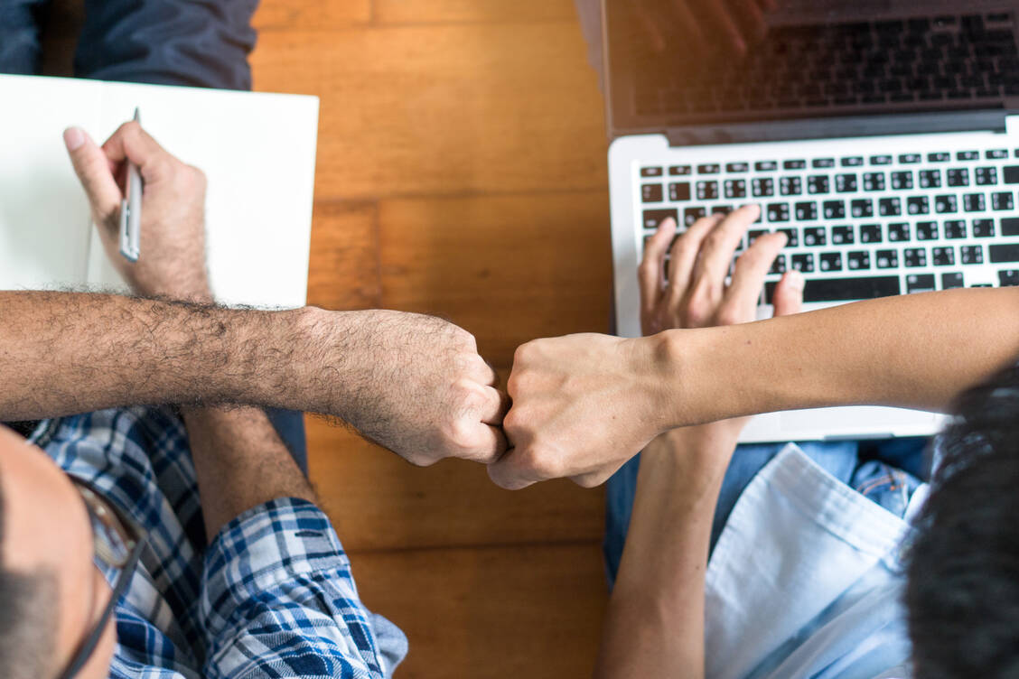 Teil des Projekts ist unter anderem ein interprofessionelles Seminar, bei dem Pharmazeuten und Mediziner gemeinsam Patientenfälle bearbeiten. Unter den aktuellen Umständen, muss es jedoch digital stattfinden.  / Foto: Adobe Stock / Pormezz