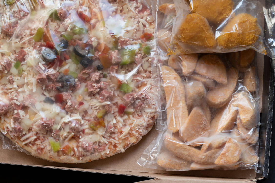 Hochverarbeitete Lebensmittel sind häufig salz- und fettreich und haben eine hohe Energiedichte.  / © Getty Images/Mvltcelik