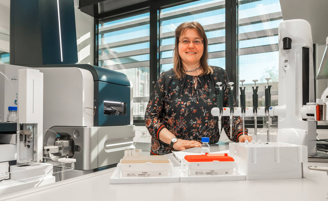Professorin Dr.  Andrea Sinz, pharmazeutische Chemikerin  an der Universität Halle, präsentiert eine neue, hochempfindliche Nachweismethode einer SARS-CoV-2-Infektion mithilfe der Massenspektrometrie. / Foto: Uni Halle / Maike Glöckner
