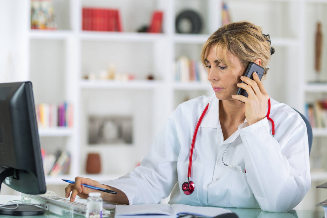 Ärzte sollen auch weiterhin telefonisch entscheiden können, ob ein Patient arbeitsunfähig ist und eine Krankschreibung benötigt.  / Foto: AdobeStock/auremar