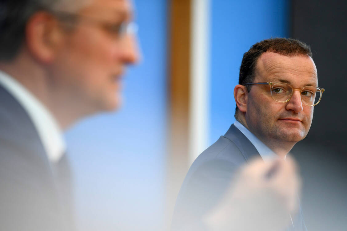 »Die Pandemie ist noch nicht vorbei«: RKI-Chef Lothar Wieler (l.) warnte davor, dass die vierte Corona-Welle im Herbst »fulminant« werden könnte. Bundesgesundheitsminister Jens Spahn (CDU, r.) betonte, die Zahl der Ungeimpften sei noch zu hoch. / Foto: picture alliance / ASSOCIATED PRESS