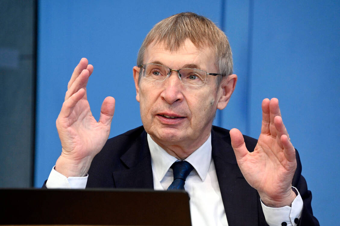 PEI-Chef Professor Dr. Klaus Cichutek bei der Pressekonferenz zum Impfen im Haus der Bundespressekonferenz, Berlin, 22.11.2021. / Foto: imago images/Future Image