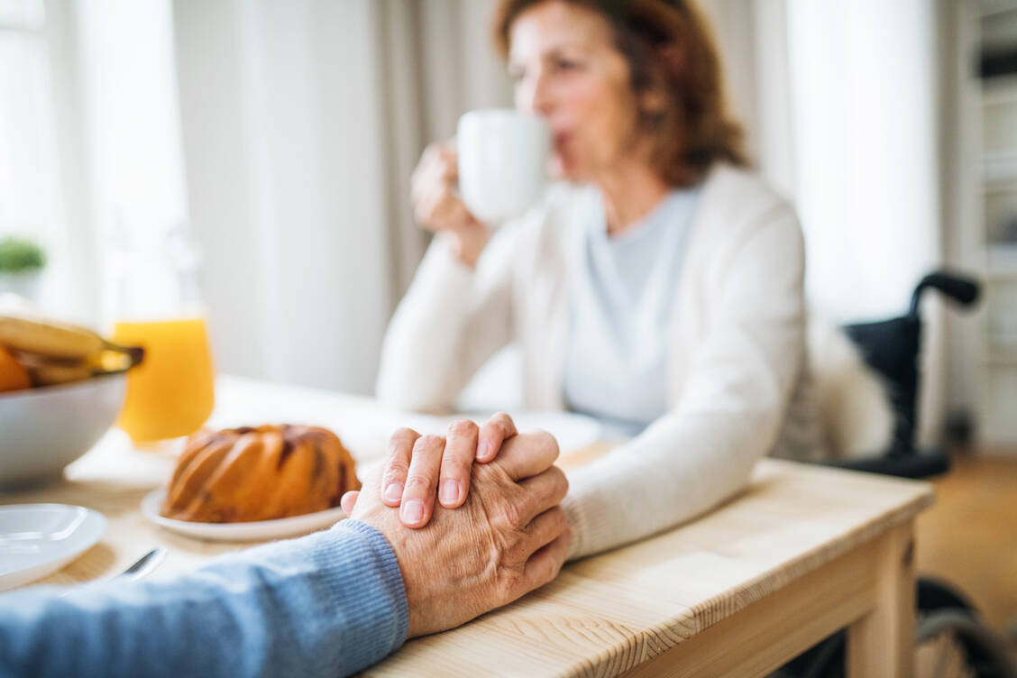 Die Ergebnisse des Forschungsteams zeigen, dass kürzere, aber häufigere Berührungen besonders förderlich sind. / Foto: Getty Images/Halfpoint Images