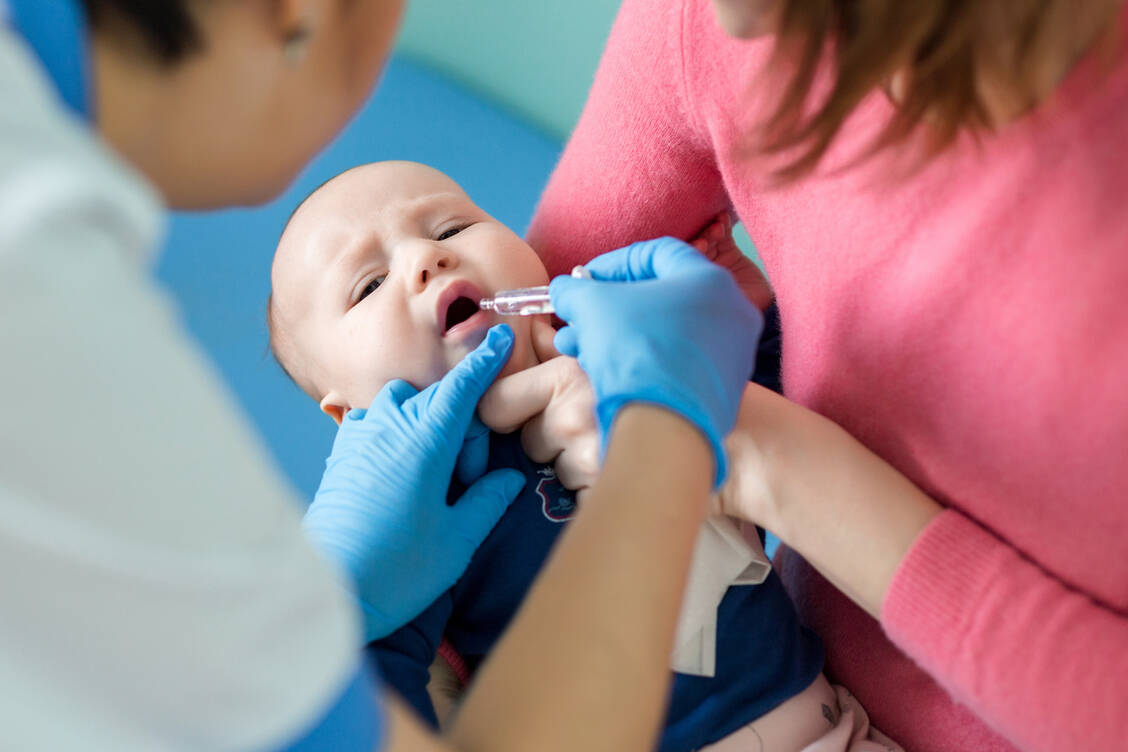Weltweit sind bereits Impfstoffe zur oralen oder nasalen Applikation zugelassen, in Deutschland zum Beispiel gegen Influenzaviren, Rotaviren oder Salmonella typhimurium. / Foto: Adobe Stock/Kirill Gorlov