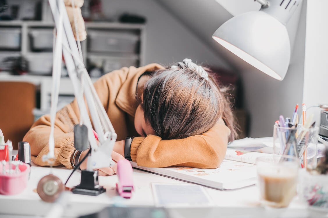 Einsamkeit, Platzmangel und trotzdem Lernstress: Die Schulschließungen trafen viele Jugendliche in einer sensiblen Entwicklungsphase. / Foto: Getty Images/Carol Yepes