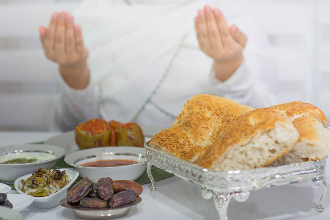 Viele Muslime nehmen während des Ramadans erst nach Sonnenuntergang Nahrung zu sich – und möchten tagsüber auch auf Arzneimittel verzichten. Dabei gilt es einiges zu beachten. / Foto: Adobe Stock/ilkay