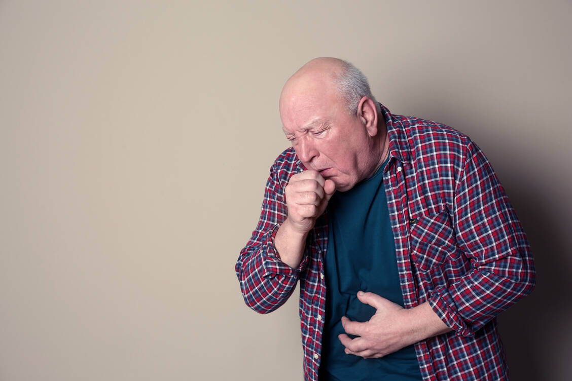 Vor allem ältere Menschen und solche mit Grunderkrankungen sollten sich regelmäßig gegen Influenza und Covid-19 impfen lassen. / Foto: Adobe Stock/New Africa