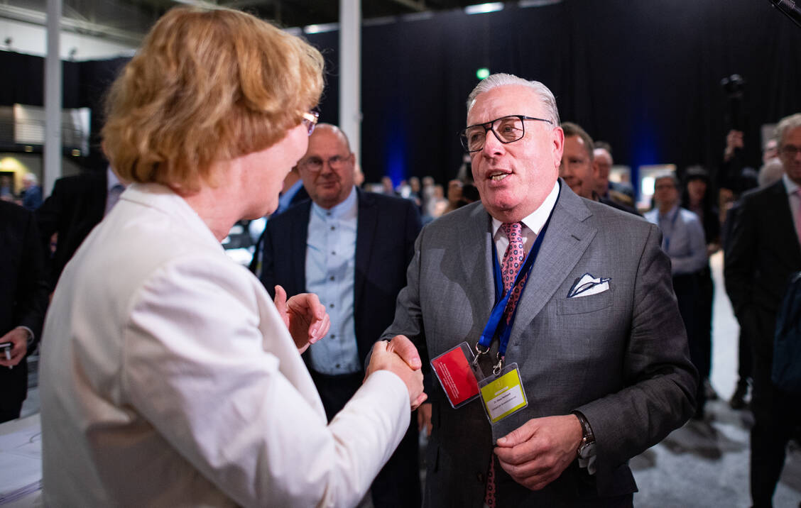 Auf dem 122. Deutschen Ärztetag in Münster gratuliert Martina Wenker, Präsidentin der Ärztekammer Niedersachsen, dem neuen Präsidenten der Bundesärztekammer, Klaus Reinhardt, zur Wahl. / Foto: picture alliance/Guido Kirchner/dpa