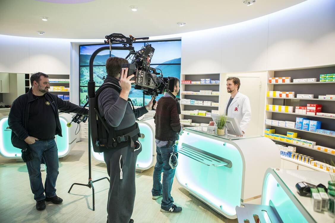 Aufregende Abwechslung zum HV-Alltag:  Der Dreh eines Werbeclips in der Apotheke. / Foto: Wort&Bild