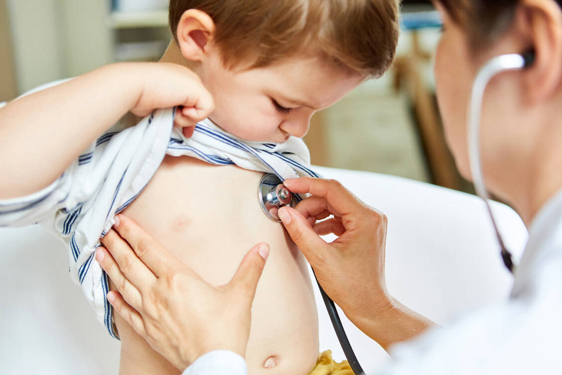 Ärmere Menschen nehmen seltener Präventionsleistungen wie die U-Untersuchungen für Kinder in Anspruch. / © Adobe Stock/Robert Kneschke
