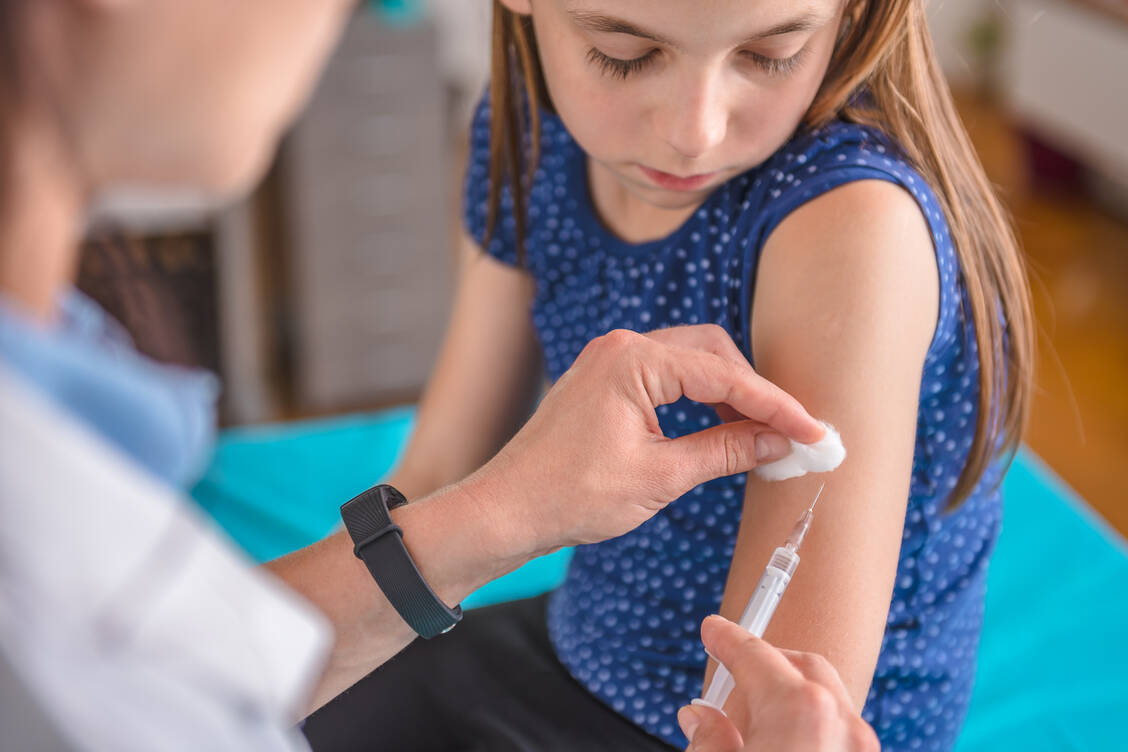 Ab neun Jahren können Mädchen laut STIKO-Empfehlung gegen HPV geimpft werden. / Foto: Fotolia/Kerkezz