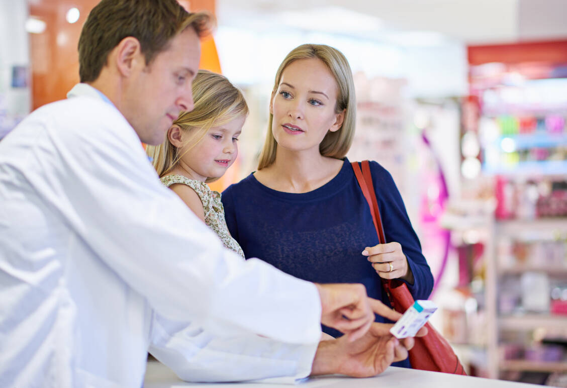 Im vergangenen Jahr gaben die Apotheken 1,4 Milliarden Arzneimittelpackungen ab.  / © Getty Images/PeopleImages