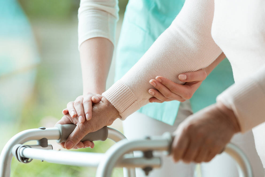 Bei Hilfsmitteln wie etwa Gehhilfen, aber auch Kompressionsstrümpfen oder Bandagen, sind 20 Prozent der gesetzlich Versicherten bereit, erhebliche Mehrkosten zu tragen. / Foto: Adobe Stock/Photographee.eu
