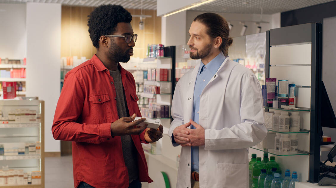 Männer leben kürzer, erkranken häufiger schwer und nutzen Gesundheitsangebote seltener. Apotheken können sie erreichen und Hürden abbauen. / © Adobe Stock/Yuliia