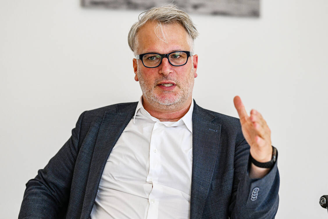 Der Vorsitzende des Deutschen Hausärztinnen- und Hausärzteverbands, Markus Beier, zieht eine kritische Bilanz zur  Einführung der ePA. / © Maurizio Gambarini
