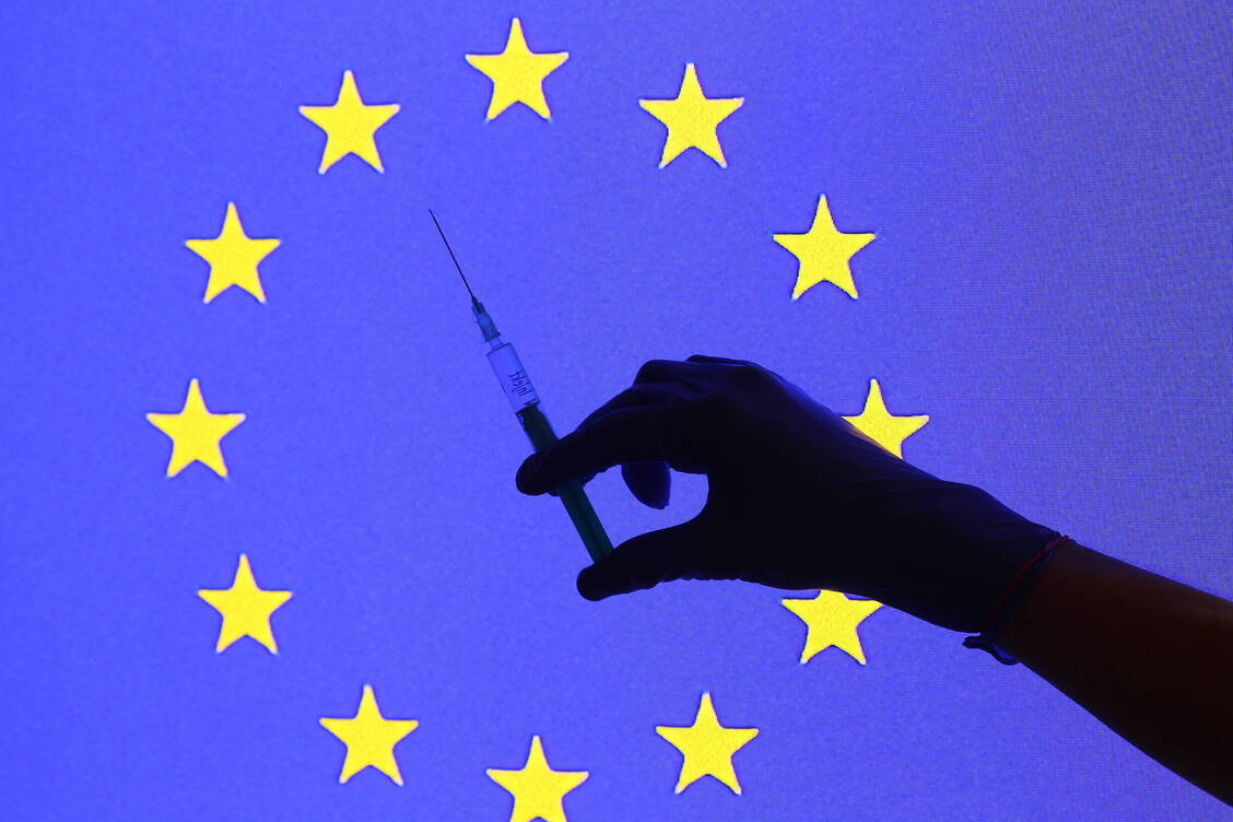 Impfen, Testen, Maskenpflicht, wenig Kontakte: Grundsätzlich ähneln sich in den Ländern Europas die Maßnahmen, um die Pandemie in den Griff zu bekommen. Im Detail aber kommen teils große Unterschiede zutage. / Foto: Imago Images/Eibner