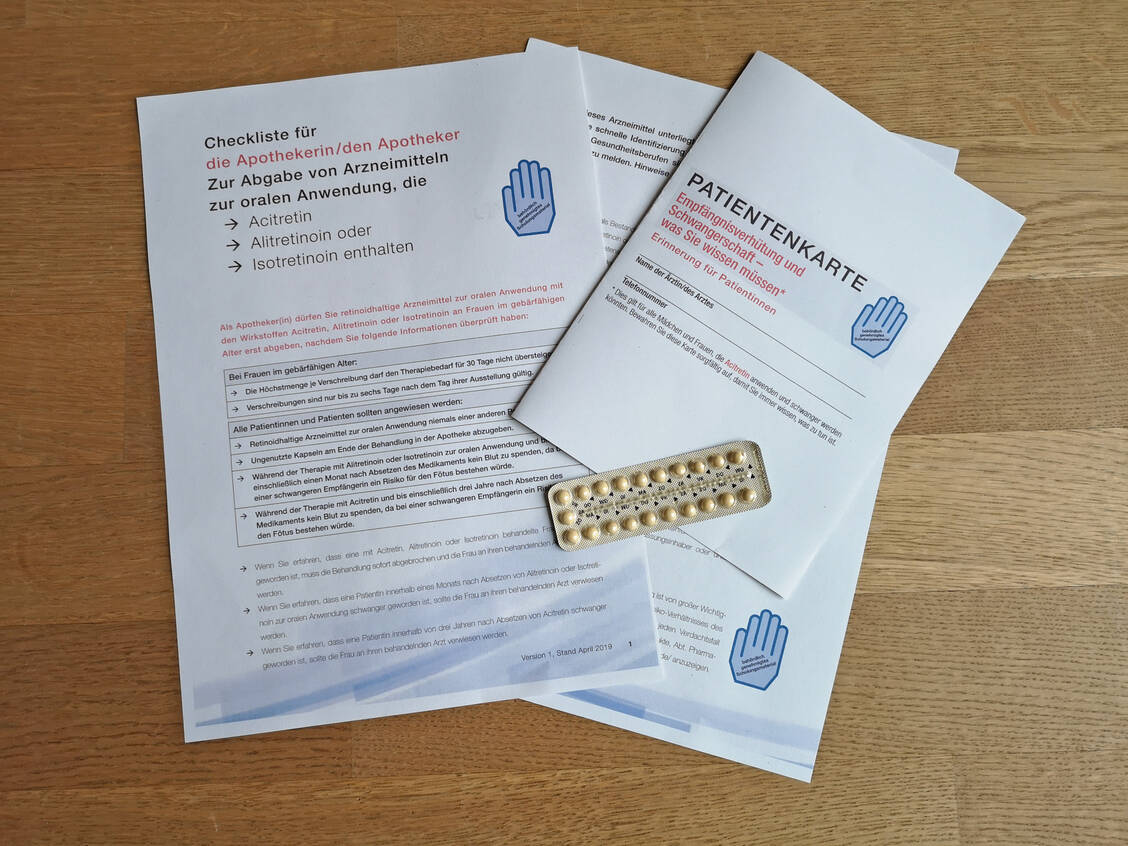 Das Schulungsmaterial für Apotheker, Ärzte und Patienten lässt sich unter anderem von der BfArM-Homepage herunterladen und ausdrucken. / Foto: PZ/Daniela Hüttemann