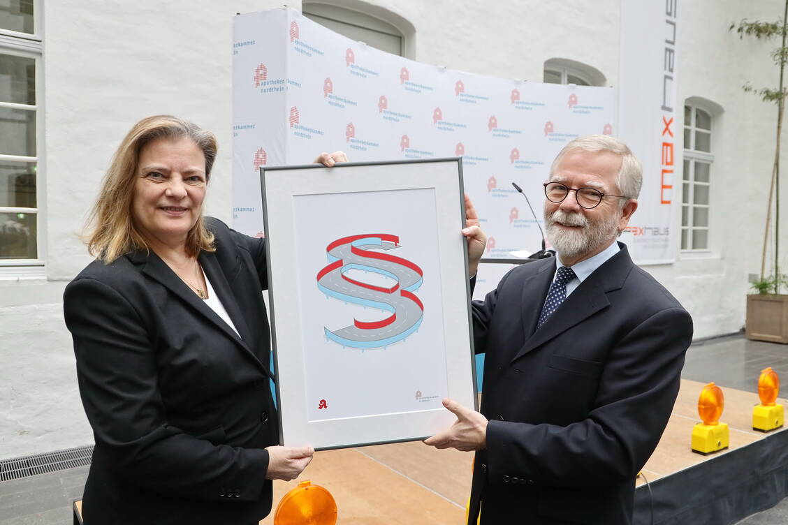 Gemeinsam wollen sie an Baustellen im Gesundheitssystem arbeiten: Sabine Weiss (CDU) und Kammerpräsident Lutz Engelen. Foto: Alois Müller