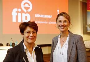 Karin Graf von der ABDA (links) und  Dr. Hanna Seidling von der Universität Heidelberg  moderierten die vielbesuchte  Session zu  Verschreibungs­fehlern.