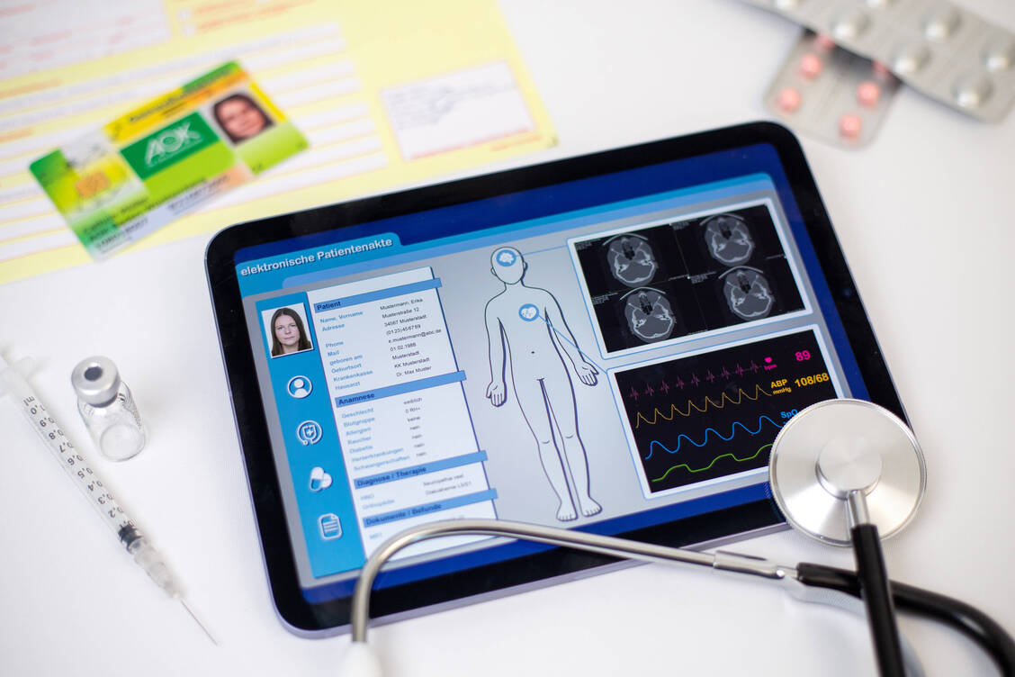 Das Gesundheitsdatennutzungsgesetz (GDNG) und das Gesetz für Daten und digitale Innovation im Gesundheitswesen (GeDIG) sorgen für Transparenzforderungen von Verbraucherschützern. / © IMAGO/MiS