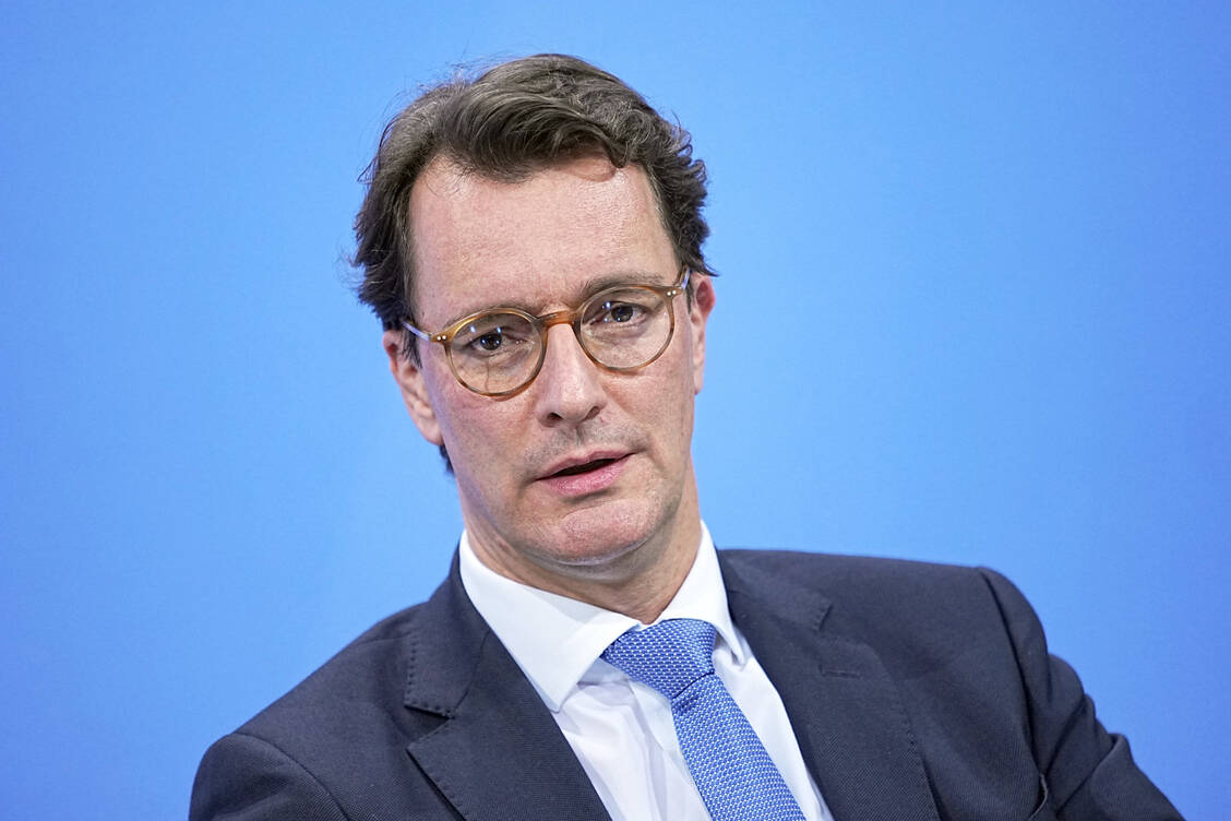 Hält neben dem Impfen eine gemeinsame Arzneimittel-Strategie von Bund und Ländern für eine geeignete zweite Säule im Kampf gegen die Pandemie: der NRW-Ministerpräsident und MPK-Vorsitzende Hendrik Wüst (CDU). / Foto: picture alliance/dpa/dpa-Pool