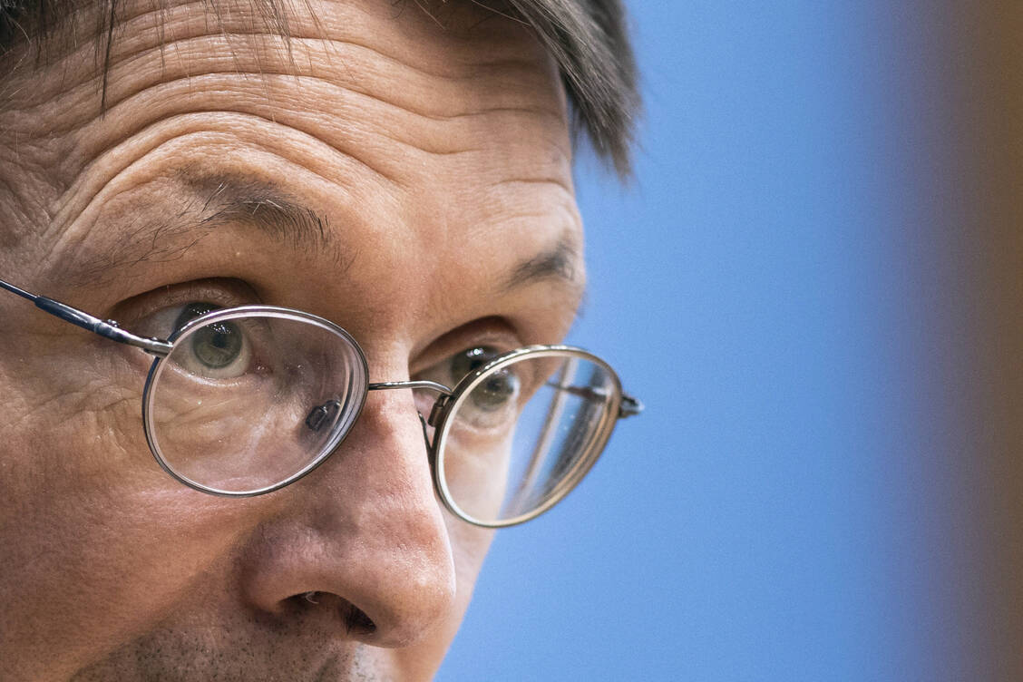 Konzentrierter Blick nach vorne: Bundesgesundheitsminister Karl Lauterbach. Die Apotheker dürfen auf seine und die rot-grün-gelbe Gesundheitspolitik gespannt sein. / Foto: Imago Images/photothek