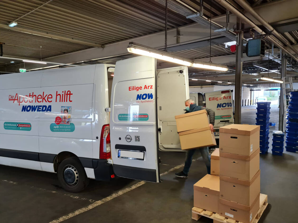 Um die Versorgung der ukrainischen Bevölkerung zu unterstützen, organisieren pharmazeutische Großhändler Hilfslieferungen, wie hier die Noweda in Essen. / Foto: Noweda