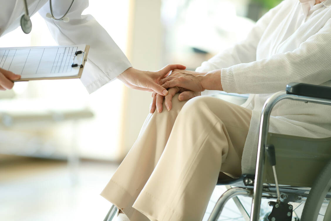 Zwar lässt sich eine MS heute deutlich besser behandeln als noch vor 20 Jahren, trotzdem kann man noch nicht bei allen Patienten das Fortschreiten der Erkrankung effektiv aufhalten. Daher wird an weiteren Therapiemöglichkeiten geforscht (Symbolbild). / Foto: Getty Images/Runstudio