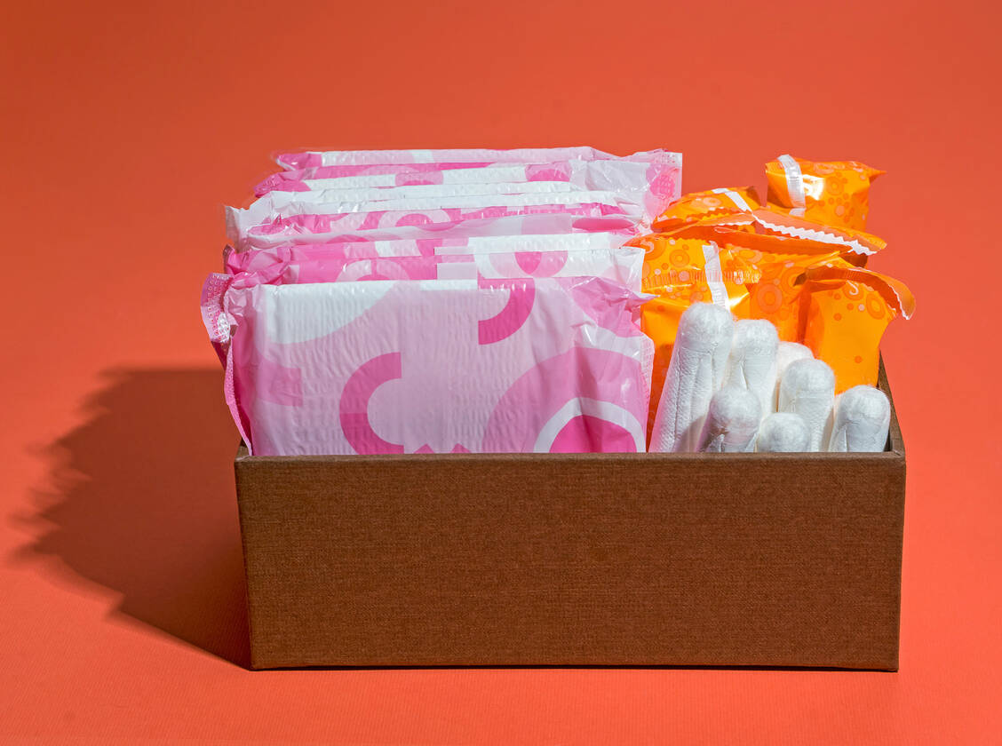 Ein neues schottisches Gesetz verpflichtet Bildungs- und städtische Einrichtungen, «kostenlose Periodenprodukte für alle, die sie brauchen, zur Verfügung zu stellen». / Foto: Adobe Stock/DyrElena