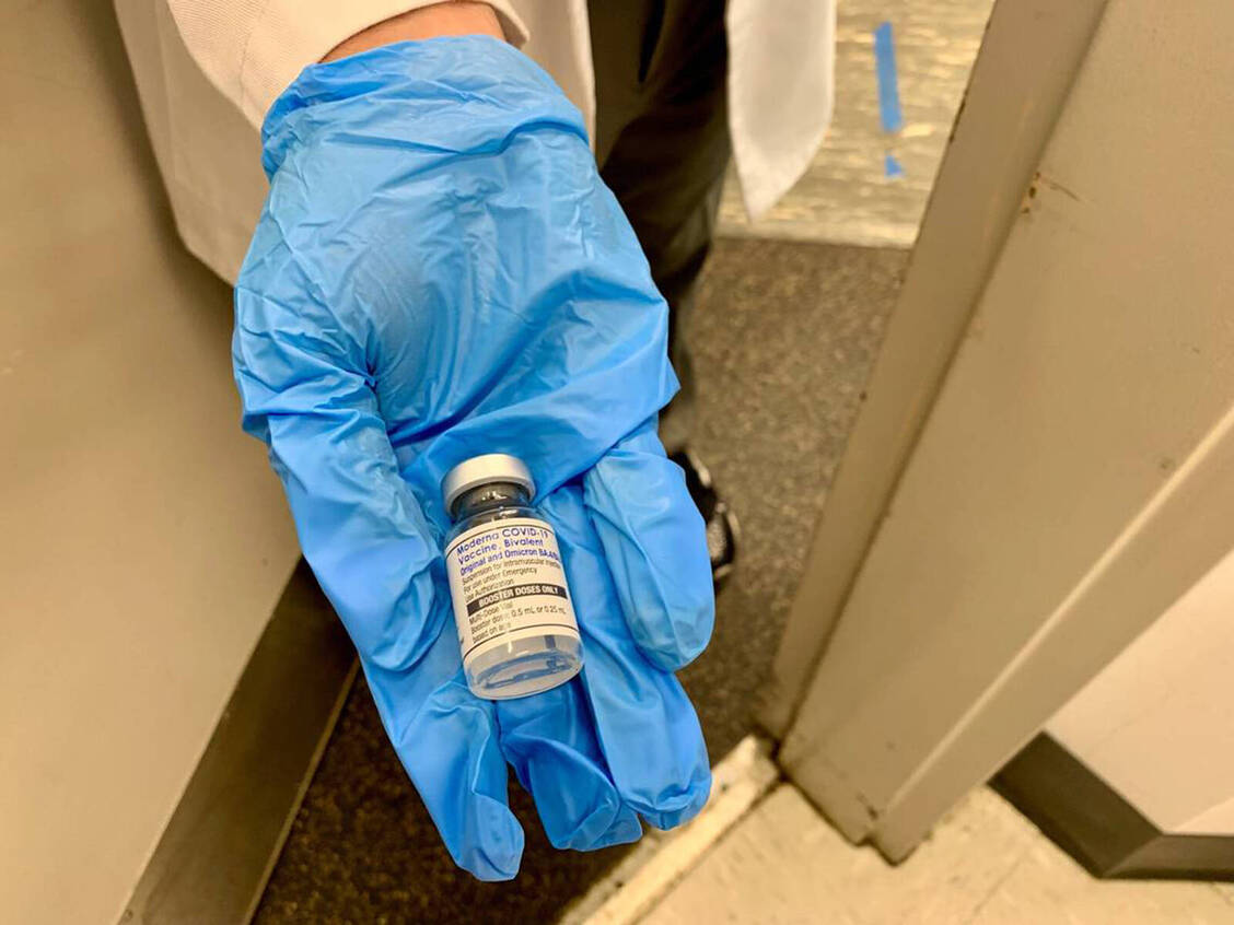 Dem Deutschen Apothekerverband zufolge sind für die angepassten Omikron-Impfstoffe und den neuen Ganzvirus-Impfstoff von Valneva noch keine Impfzertifikate möglich. / Foto: IMAGO/ZUMA Wire