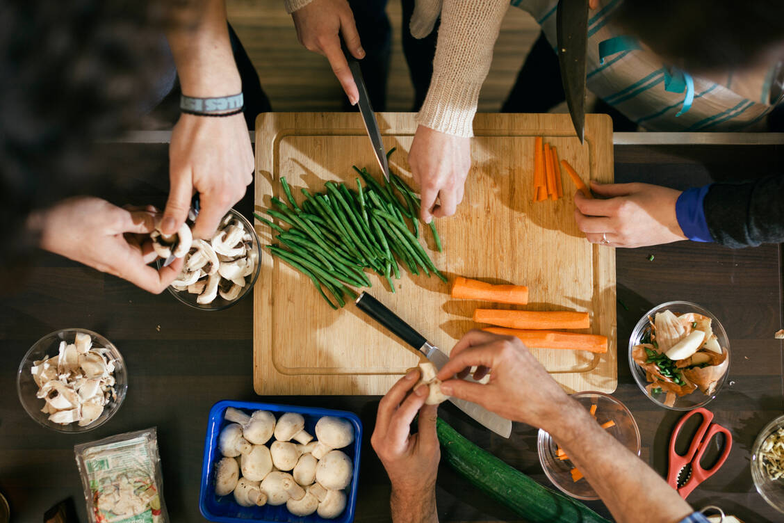 Eine Ernährungstherapie gehört zum Basisprogramm für Patienten mit Adipositas, die abnehmen wollen. / Foto: Getty Images/Hinterhaus Productions