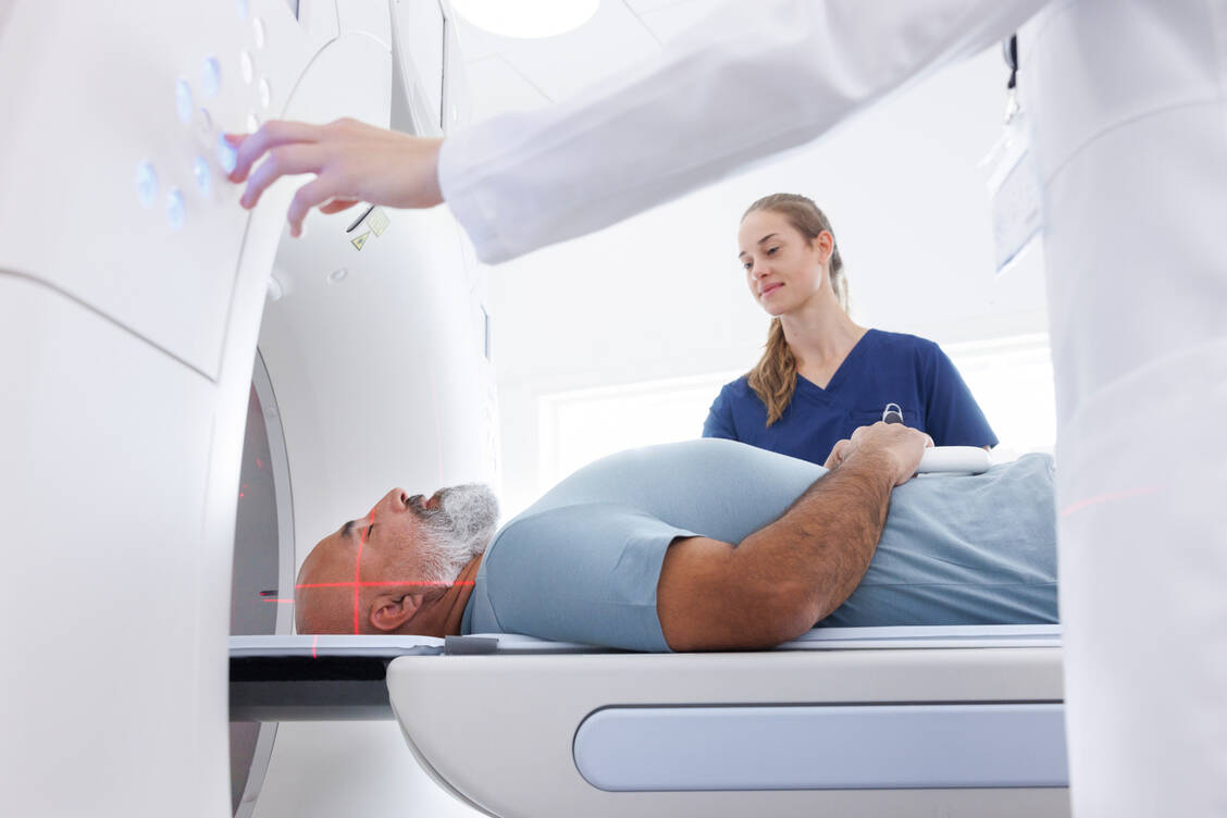 Bei der Computertomographie (CT) werden Röntgenbilder aus unterschiedlichen Richtungen aufgenommen und zusammengesetzt. / Foto: Getty Images/Thomas Tolstrup