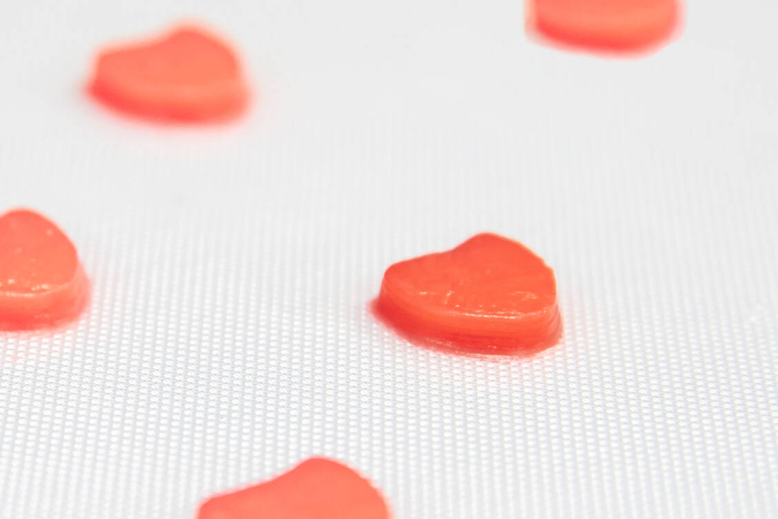 Wie Gummiherzen sehen die Kautabletten mit Himbeergeschmack aus. Sie enthalten Dexamethason. / © UKE/Eva Hecht