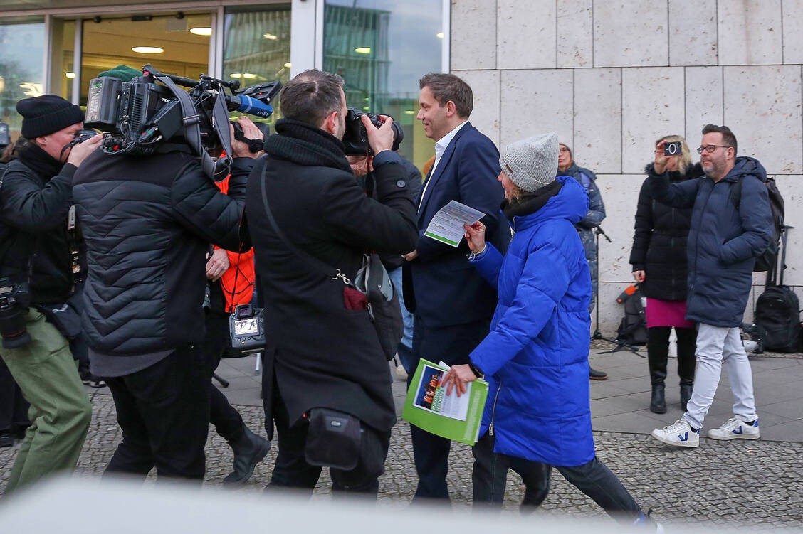 Den Startschuss zu den Koalitionsverhandlungen gab es schon gestern Abend, hier SPD-Parteichef Lars Klingbeil auf dem Weg ins Konrad-Adenauer-Haus. Die Verhandler haben zehn Tage Zeit, Vorschläge für den Koalitionsvertrag zu erarbeiten. / © IMAGO/dts Nachrichtenagentur