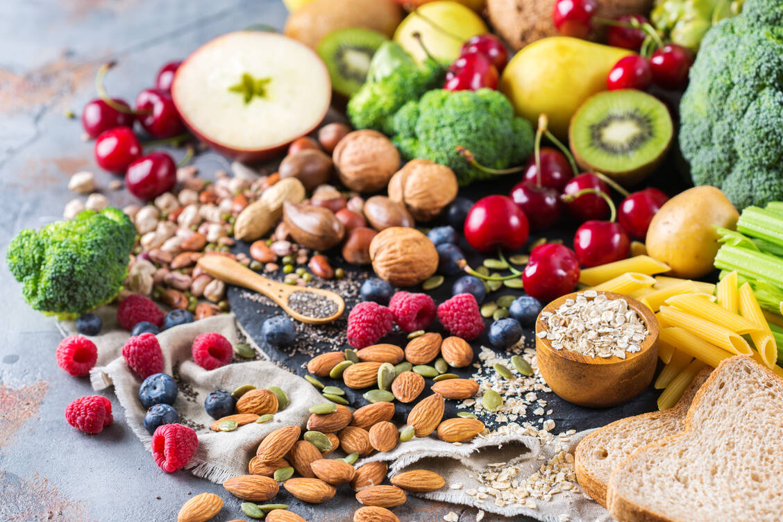 Das freut den Darm: Vollkornprodukte, Nüsse, Samen, Gemüse und Obst sind reich an Ballaststoffen. / Foto: Shutterstock/Antonina Vlasova