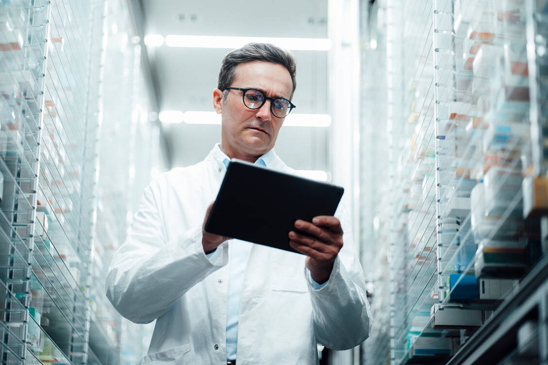 Digitale Anwendungen spielen in der Gesundheitsversorgung eine immer wichtigere Rolle.  / © Getty Images/Westend61
