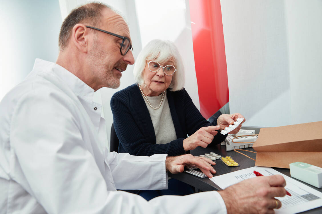 Richtig mit Patienten über die Medikation zu sprechen, ist eine Sache. Beim Arzt für die erweiterte Medikationsanalyse aus der Apotheke zu werben, eine ganz andere.  / Foto: ABDA
