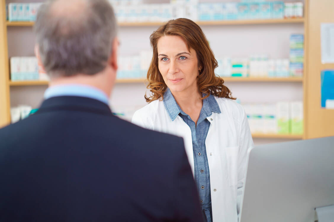 Hämorrhoiden gehören noch immer zu den gesellschaftlichen Tabu-Themen – auch in der Apotheke. Bei der Beratung sind Fingerspitzengefühl und Empathie gefragt. / © Adobe Stock/contrastwerkstatt