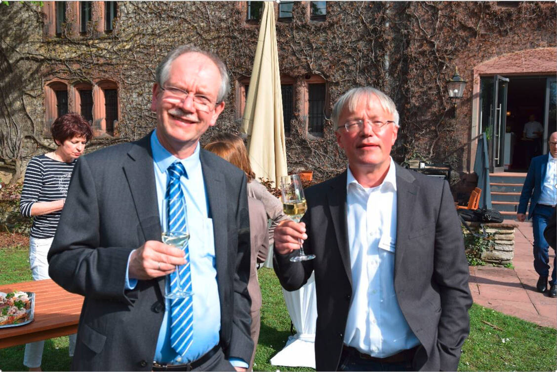 Der erste Vorsitzende des LAV Andreas Hott (rechts) hat  gestern während der Mitgliederversammlung  den zweiten Vorsitzenden Bernhard Pohlmann (links) zum Ehrenmitglied des Verbands ernannt. Pohlmann war seit  2008 im  Vorstand des LAV engagiert. Das Foto stammt aus dem Jahr 2018. / Foto: LAV Rheinland-Pfalz