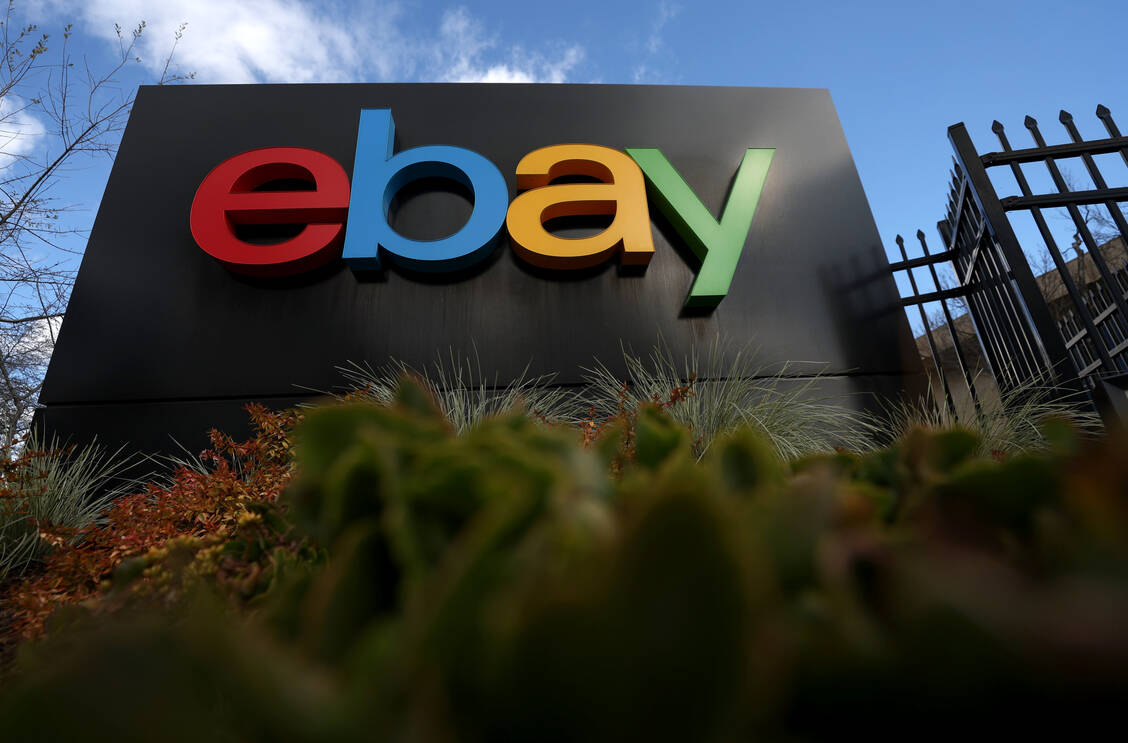Über die Ebay-Plattform war es für Fälscher leicht, an Maschinen zu kommen, die sie zur Herstellung gefälschter Pillen verwenden konnten. Das Justizministerium will Verbraucher jetzt schützen. / Foto: Getty Images/Justin Sullivan