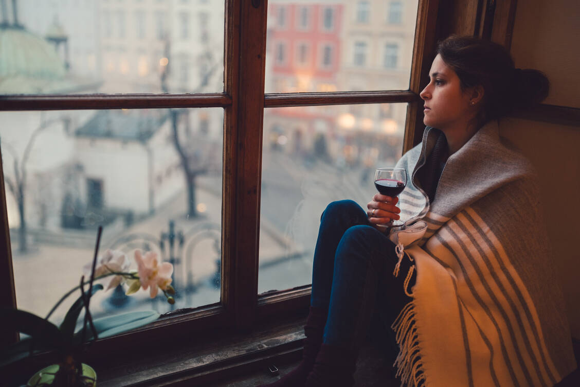 Social Distancing und Stay at home sind für alle eine psychische Belastung. Für Suchtkranke stellen sie eine besondere Gefahr dar. / Foto: Getty Images/martin-dm