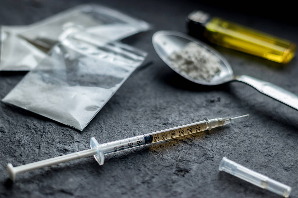 Fentanyl wirkt etwa hundertmal stärker als Heroin. Schon kleinste Beimischungen in gestrecktem Heroin können so den unwissenden Konsumierenden in Lebensgefahr bringen. / Foto: Getty Images/asiandelight