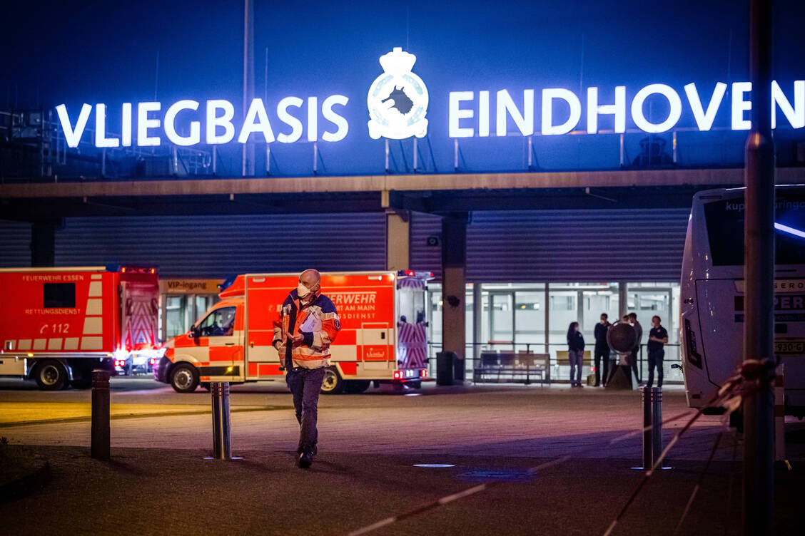 Deutsche Rettungskräfte verlassen am Sonntag den Flugplatz Eindhoven, wo ein Flugzeug mit etwa 29 Passagieren vom Kreuzfahrtschiff »Hondius« gelandet ist. / © Imago/ANP