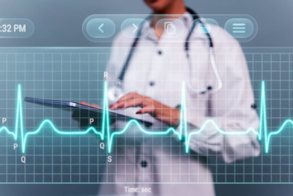 Aus kleinen Abweichungen im EKG kann ein neues KI-Modell das Risiko für den plötzlichen Herztod vorhersagen. / © Getty Images/FG Trade