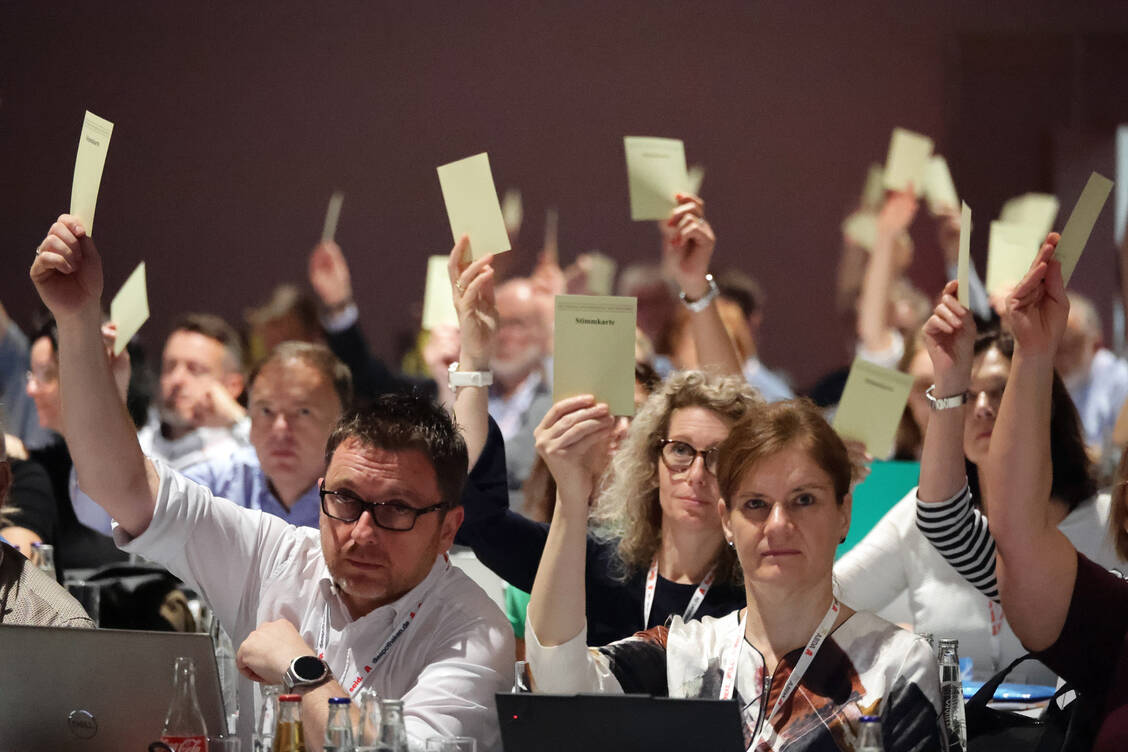 »Menschlichkeit kennt keine Ausgrenzung. Vielfalt ist unsere Stärke. Demokratie ist unsere gemeinsame Verantwortung« – mit einem Bekenntnis zur Demokratie hat sich der DAT eindeutig positioniert. / © PZ/Alois Müller