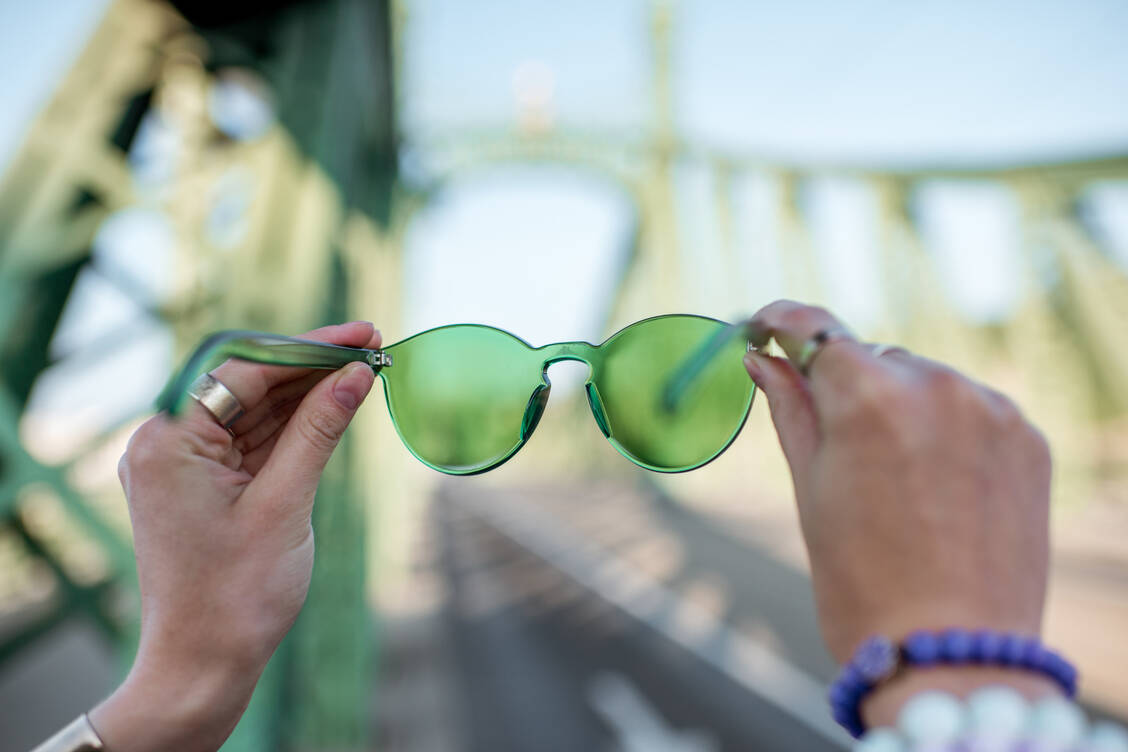 Das Tragen einer speziellen grünen Brille für mehrere Stunden am Tag reduziert schmerzbedingte Angstzustände und kann laut einer Studie dazu beitragen, den Bedarf an Opioiden zur Behandlung starker Schmerzen bei Fibromyalgie-Patienten und möglicherweise anderen Patienten mit chronischen Schmerzen zu verringern. / Foto: Adobe Stock/rh2010